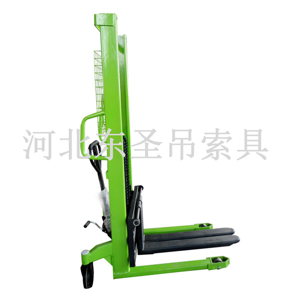 什么是小型手動液壓堆高車？購買注意事項以及使用維護