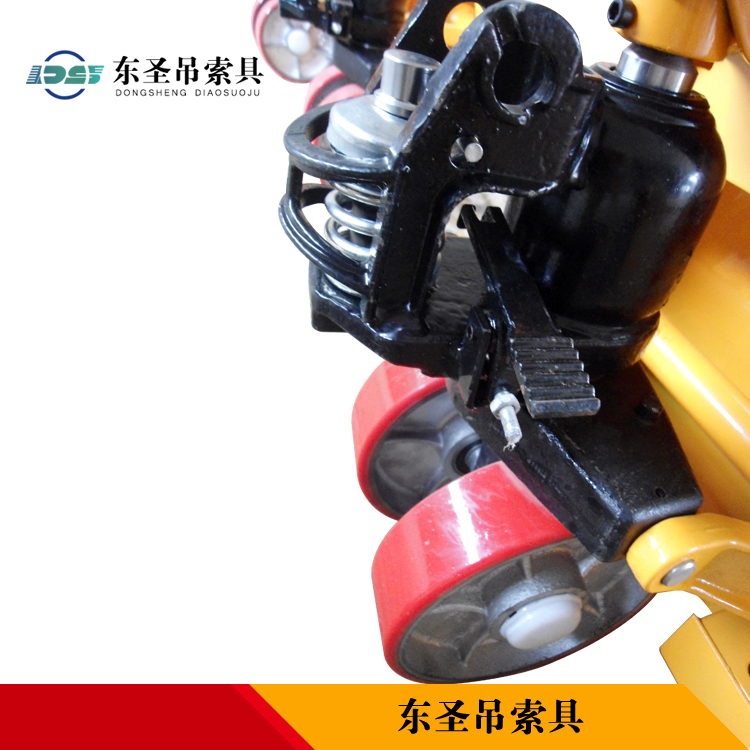 改裝后一種新型手動液壓搬運車產品實拍--河北東圣吊索具制造有限公司