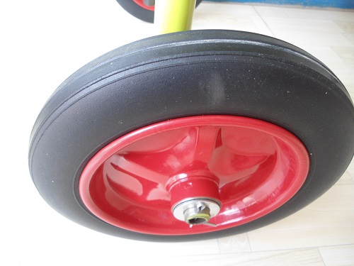 滾筒式小型攪拌機(jī)實(shí)心輪胎優(yōu)勢(shì)