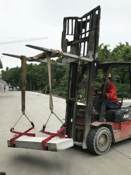 1噸白色吊裝帶與石材夾具配合使用現(xiàn)場圖--河北東圣吊索具制造有限公司